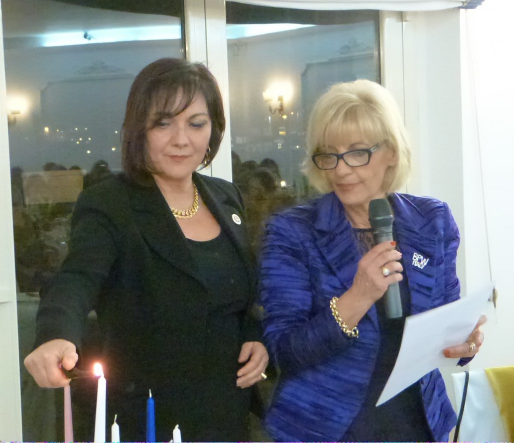 Fiorella Annibali, Presidente della Fidapa BPW Italy – Distretto Centro, accende la candela USA