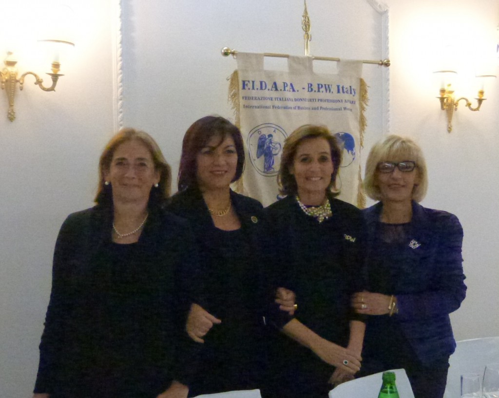 Da sinistra la Palmina Falla (Vice presidente della sezione Fidapa BPW Italy di Civitavecchia), Fiorella Annibali (Presidente della Fidapa BPW Italy – Distretto Centro), Pia Petrucci (Presidente nazionale della Fidapa BPW Italy), Gabriella Sarracco (Presidente della sezione Fidapa BPW Italy di Civitavecchia)